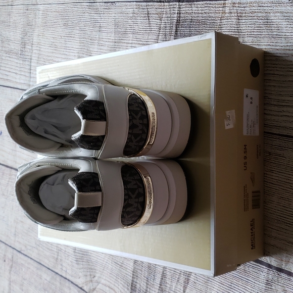 Michael Kors Georgie Trainer 9.5 in opwht multi. Available in different sizes - Picture 3 of 6